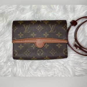 LOUIS VUITTON
Monogram Pochette Ceinture Arche Belt Bag